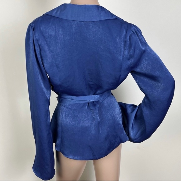 NEW L’ACADEMIE REVOLVE BLUE WRAP TOP - Picture 7 of 8